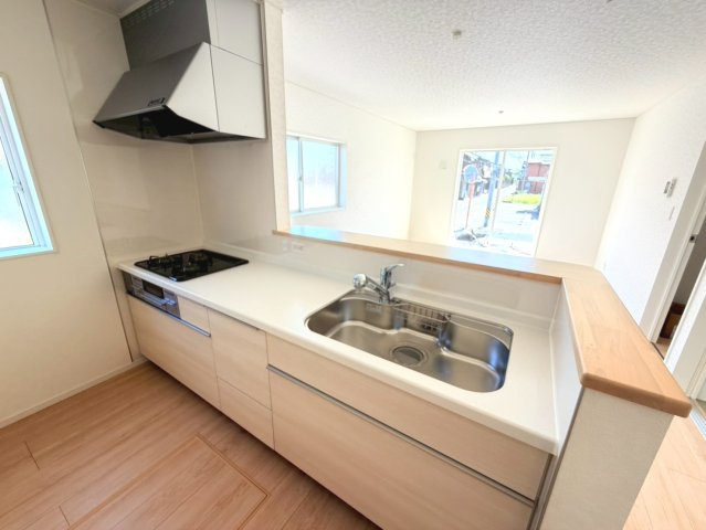 クワイエ　本巣市早野第1　全1区画分譲のキッチン|お手入れがラクなステンレスをワークスペース部分トップに使用した、機能的で美しいシステムキッチンです。
浄水器組込み水栓でシンクまわりがスッキリ広々お使いいただけます。フラットな造りでお掃除も楽々です。
