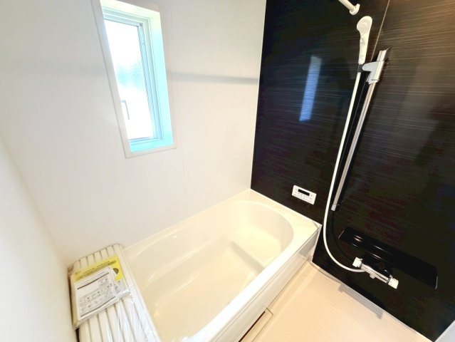 クワイエ　本巣市早野第1　全1区画分譲の浴室|保温浴槽使用で４時間たっても浴槽の湯温低下はわずか約2.5度の省エネ仕様です。【暖房換気乾燥機】付き！
サイドブロー機能を備えた省エネ衣類乾燥機です。窓付きの明るく清潔な空間でゆったりバスタイムを！
