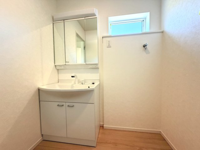 クワイエ　本巣市早野第1　全1区画分譲の独立洗面台|床材に受ける様々な傷や、温度・湿度変化による、クラックの発生を大幅に抑える特殊加工を施工済みです。
水栓はリフトアップできて両手が使えます。またハンドシャワーでも使えます。