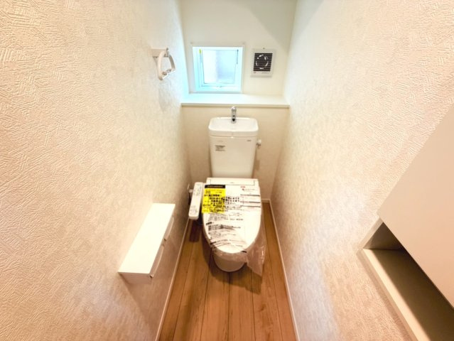 クワイエ　本巣市早野第1　全1区画分譲のトイレ|超表面平滑加工とイオンパワーの「セフィオンテクト」加工で、汚れが付きにくく落ちやすい仕様のトイレです。
またツイントルネード洗浄で少ない水でも前方の返し部分から後方部までしっかり洗浄できます！