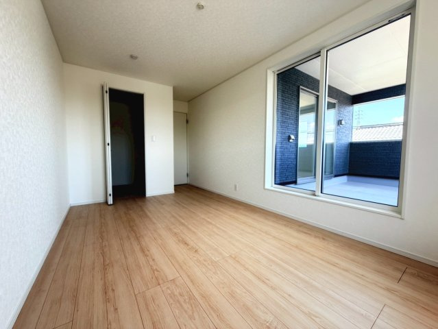 クワイエ　本巣市早野第1　全1区画分譲の寝室|全居室にたっぷり収納できる大型収納を設置。窓ガラスは、断熱性能や結露防止効果の高いペアガラスを採用！
高い断熱性と共にガラス面の結露対策にも効果を発揮し湿気によるカビの発生を抑止します。