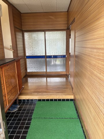 米沢市塩井町塩野　二階建て中古住宅の玄関