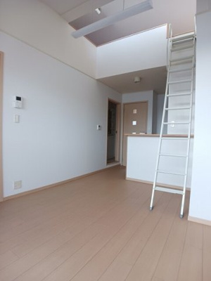 【居間・リビング】 | グランツ・ブルⅠ | こちらの居間で趣味の時間をお楽しみください