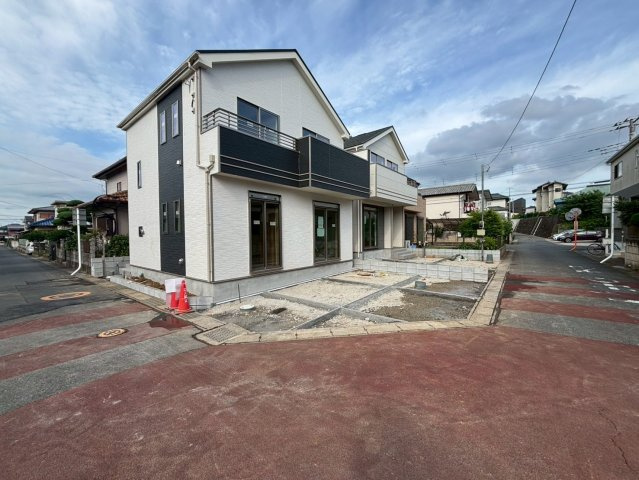成田市飯田町Ⅳ　新築戸建　A号棟の前面道路含む現地写真