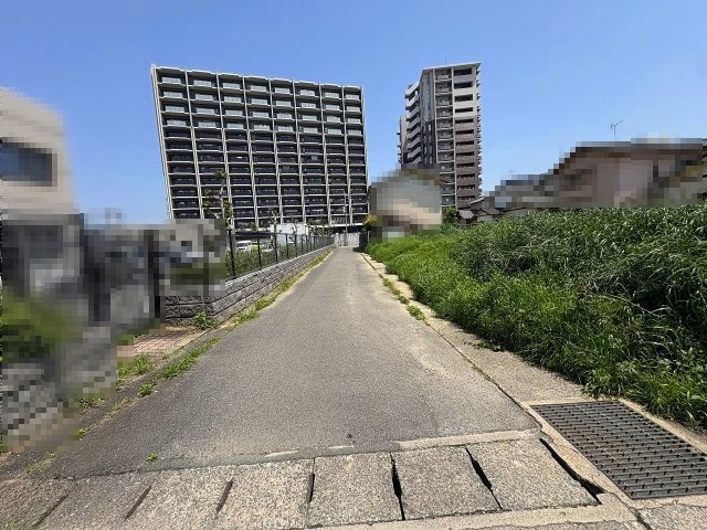 【その他】 | 糟屋郡粕屋町戸原東1丁目1期　2号棟（全3棟）【仲介手数料無料・0円】 | 現地写真。前面道路です。