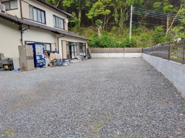 売土地　田方郡函南町上沢のその他|広々とした敷地スペースが魅力の物件です。
複数台駐車も可能なゆとりある敷地は、ご家族用はもちろん来客時にも安心です。資材置場や趣味スペースとしても活用でき、多用途に対応します。