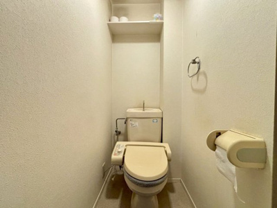 【トイレ】 | ディオ・フェルティ初芝 | 寒い日は特に助かる温水洗浄便座付きトイレです！棚がございますので、トイレットペーパーなどの置き場所に困らないですね♪