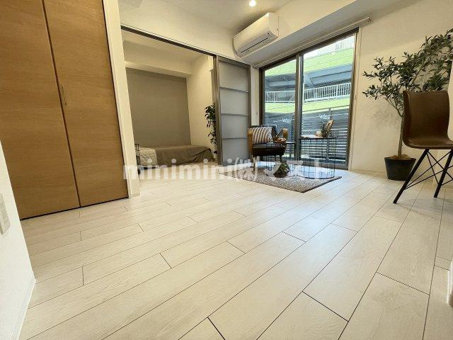 シーズンフラッツ靭本町の居間・リビング