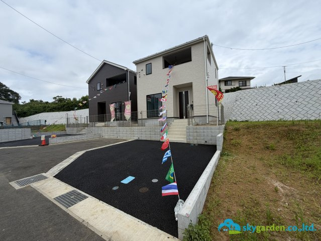 秦野市南矢名第19　新築戸建　全2棟2号棟の前面道路含む現地写真