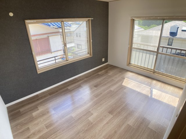甲栄台５丁目貸家Ⅱの内装|ご覧の明るさ、各部屋非常に綺麗に仕上がっています