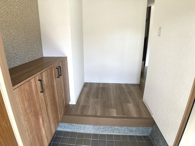 甲栄台５丁目貸家Ⅱの玄関|玄関には大きく綺麗な靴箱も完備