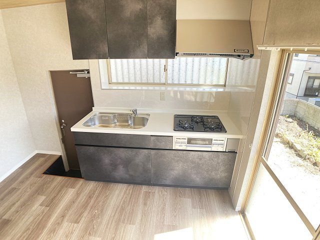 甲栄台５丁目貸家Ⅱのキッチン|システムキッチン、3口ガスコンログリル付き