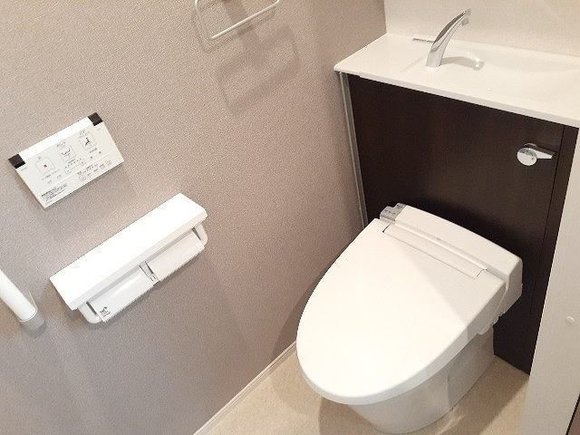 ゼフィールのトイレ|落ち着いた色調のトイレです
