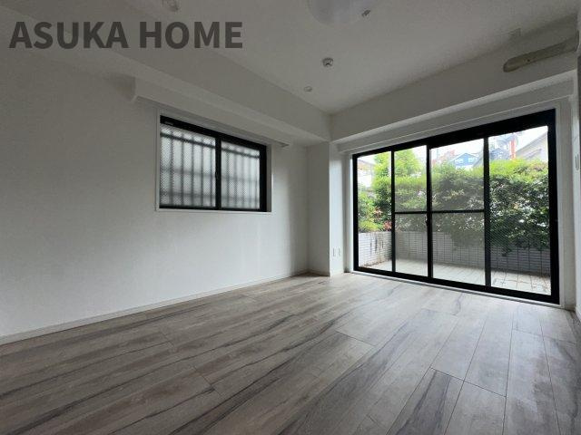 シティコープ菊名グレイスコアの洋室|全居室窓があります。こちらのお部屋も明るい室内で居心地が良さそうですね。