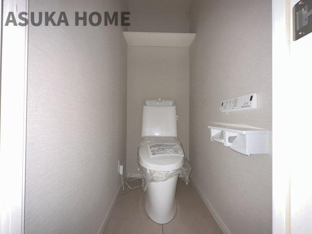 シティコープ菊名グレイスコアのトイレ|新規交換済！温水洗浄便座のトイレ設備です。トイレ上部には収納スペースもあり使いやすそうです。