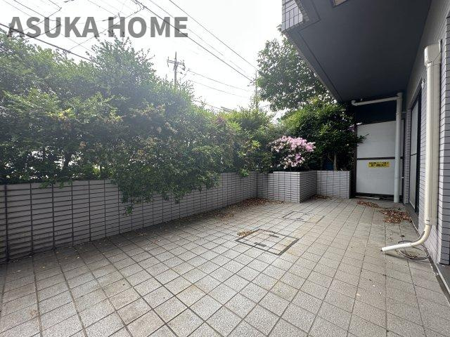 シティコープ菊名グレイスコアの庭|専用テラス付きのお部屋です。プランターでガーデニングをしたり、テーブルやイスも設置出来そうです。
