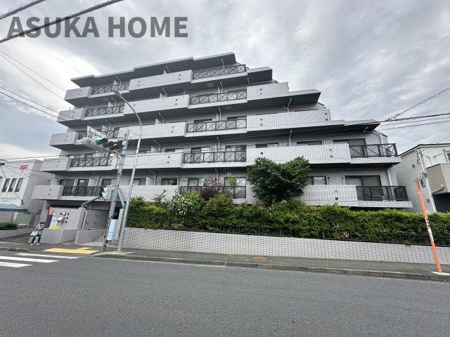 シティコープ菊名グレイスコアの外観|周辺の商業施設や利便性が高い駅へのバス便が豊富な立地です。マンション前がバス停なのも魅力的ですね。
