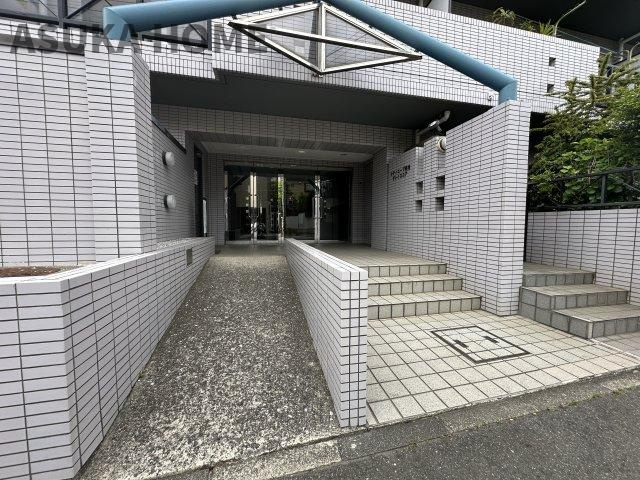 シティコープ菊名グレイスコアのエントランス|エントランスはスロープ付きなので、ベビーカーなどもスムーズです。