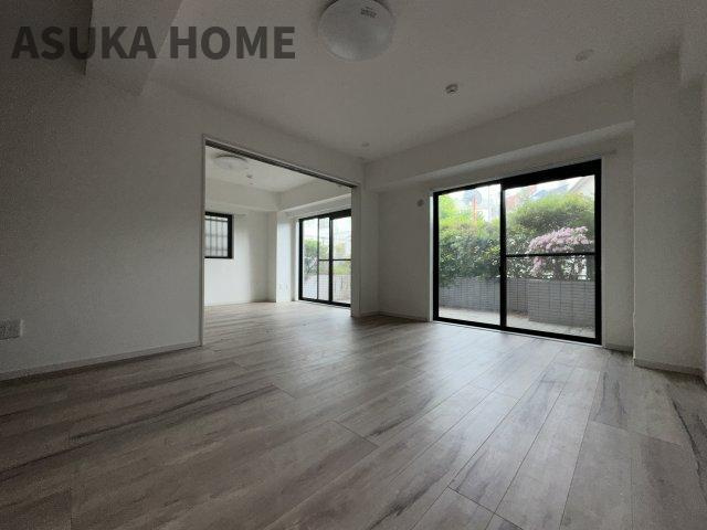 シティコープ菊名グレイスコアの居間・リビング|LDKと隣接した洋室は、リビングを広く使う事もできるので汎用性が高いリビングになってます。