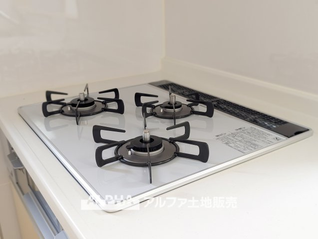 ~武蔵村山学園~Remodeled Homeのキッチン|【Glass top range】
◆ガラストップレンジ◆お料理のあとはさっと拭くだけで綺麗になる。お手入れも簡単に、見た目も綺麗に。奥様の負担を軽減します。