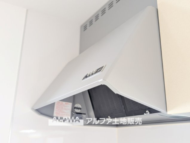 ~武蔵村山学園~Remodeled Homeのキッチン|【Range hood】
◆レンジフード◆武骨なまでに磨きこまれたステンテクスチャーはコンテンポラリー・デザイン。ダウンライトがフードを照らし煌めきの瀟洒なキッチンを演出する。