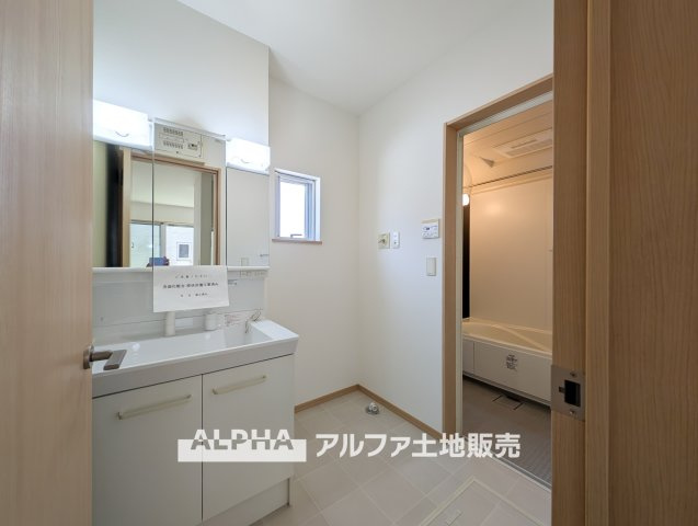 ~武蔵村山学園~Remodeled Homeの独立洗面台|【Vanity with Three Mirrors】
◆三面鏡洗面化粧台◆身支度で使う歯ブラシや化粧品などの小物も鏡裏にすっきり収納。生活感を抑えて朝のひとときも快適に過ごせスタイリッシュな空間に。
