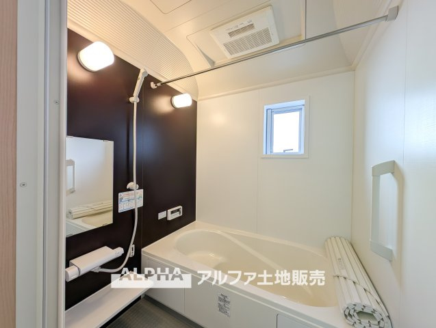 ~武蔵村山学園~Remodeled Homeの浴室|【Bathroom】
◆浴室換気乾燥機付きUB◆雨に日でも洗濯物が乾かせ、同時に室内を乾燥させる為、カビ、汚れの発生を抑えます。暖房機機能があり冬場は入浴前に暖め可能でとても重宝します。