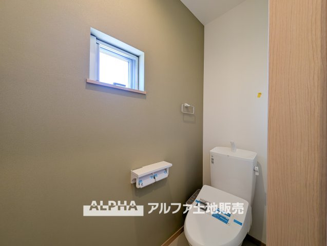 ~武蔵村山学園~Remodeled Homeのトイレ|【Warm water flush toilet】
◆温水洗浄便座付きトイレ◆お掃除も楽々。快適に過ごすためには今や欠かせない設備の一つです。壁掛けリモコンで使いやすくいつでも清潔に保てます。