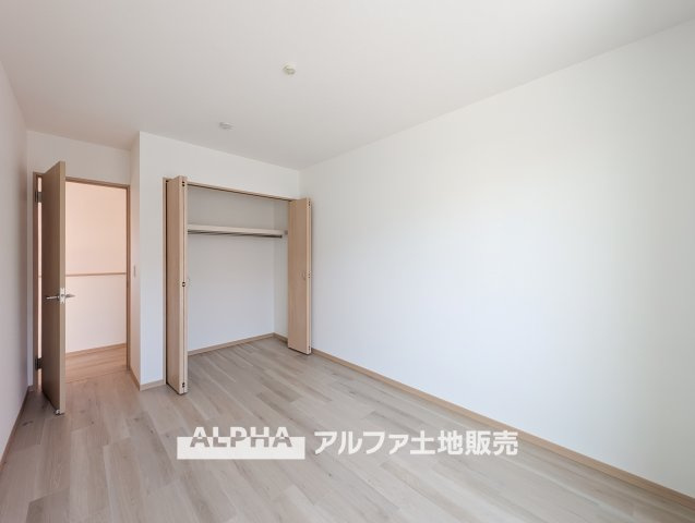 ~武蔵村山学園~Remodeled Homeの収納|【closet】
◆クロゼット◆各居室のクロゼットは大好きな服、大事なバッグやアクセサリー、そして大切な思い出の品々。そんなものを傍らにそっと置いておきたい場所です。