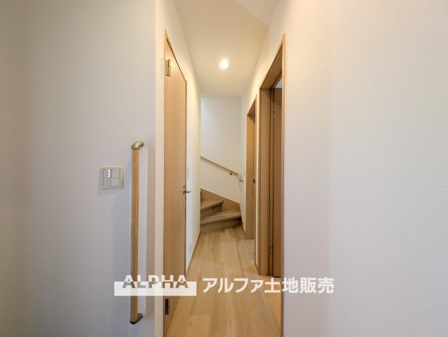 ~武蔵村山学園~Remodeled Homeの玄関|【Shoes cloakroom】
◆シューズクローク◆多彩な収納のアレンジが行えるのもポイントの一つ。何通りもの配置ができるので、魅せる収納にも対応ができます。家族の思い出をフォトフレームに飾る。