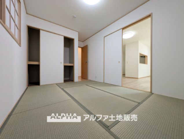 ~武蔵村山学園~Remodeled Homeの和室|【Japanese-room】
◆和室◆照明に照らされた幻想的で穏やかな和室－その壁も良質なマチリアルな壁に仕上げこだわりを見せている。