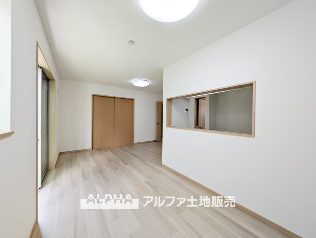 ~武蔵村山学園~Remodeled Homeの居間・リビング|【Living room】
◆時を忘れる場所◆ここにはみんなが集い、食事と楽しい会話が始まる。話に夢中になりすぎて、ついつい時を忘れ夜半過ぎになってしまう。そんな束の間の幸せを感じさせてくれる場所。