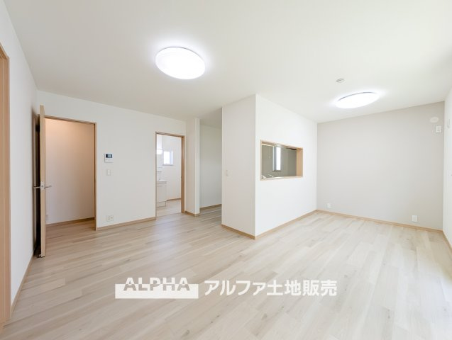 ~武蔵村山学園~Remodeled Homeの居間・リビング|【The situation】
◆シチュエーション◆リビングルームのドアを開くと、窓から飛び込むのは緑と光の風光明媚な景色。僕の目に映るは、ここで家族と会話をワイワイガヤガヤ楽しんでいる様子。