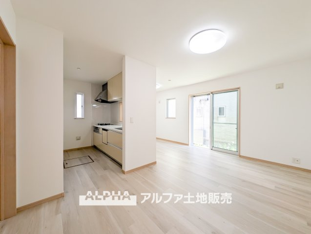 ~武蔵村山学園~Remodeled Homeの居間・リビング|【Comfortable living】
◆居心地のいい暮らし◆には欠かせない眩い採光。ゆったりとした幅の窓からこの空間に降り注ぐ採光が絶えない。明るいリビングこそ居心地のいい暮らしが待っていると思う