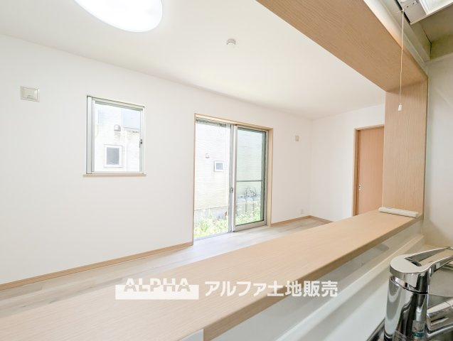~武蔵村山学園~Remodeled Homeの居間・リビング|【Voice】
◆声◆通学から帰宅しここを通過する子供達。だからこそ、そこからさり気ない「おはよう」と「おかえり」がこだまする『愛おしい風景』