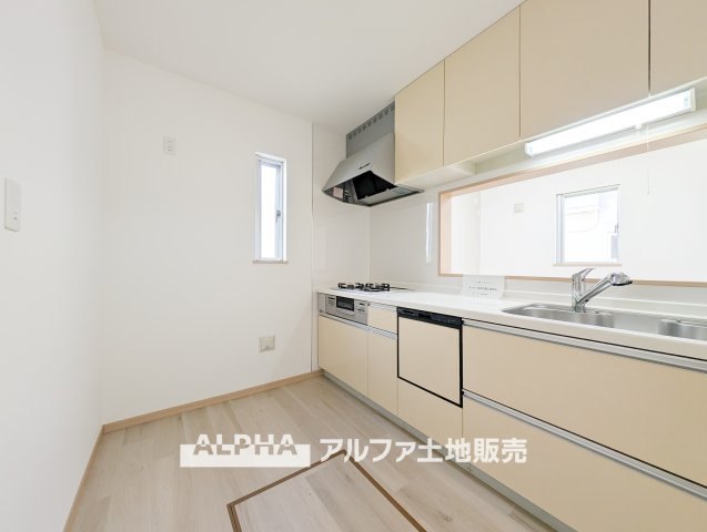 ~武蔵村山学園~Remodeled Homeのキッチン|【Happy circle Kitchen】
◆団欒キッチン◆キッチンからは家族の団欒が飛び交い明るい陽射しを浴びながらの朝食は楽しく素敵な時を奏でる空間。