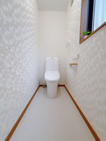 【中古戸建】深谷市西島のトイレ|■トイレ｜1階と2階にトイレがございます♪白を基調とした清潔感溢れるトイレになっています。トイレには窓がついていますので常に換気をすることができ清潔を保てます。
