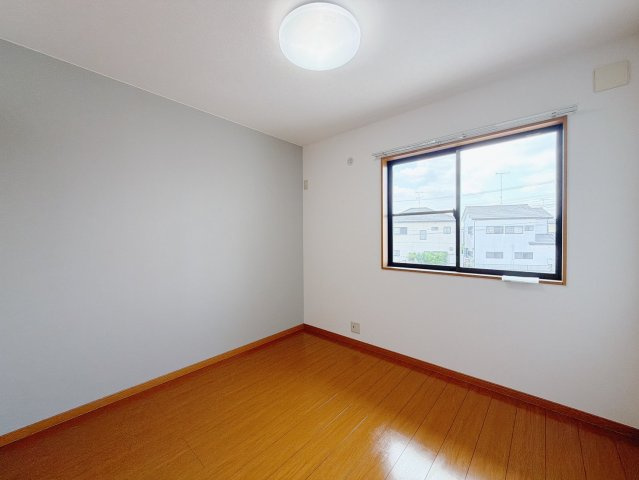 【中古戸建】深谷市西島の洋室|■洋室｜ママ友が来ても子供達には子供部屋で遊んでいてもらうことができます。ママ達はリビングで楽しくおしゃべりに華を咲かせながら気兼ねなく盛り上がれます♪