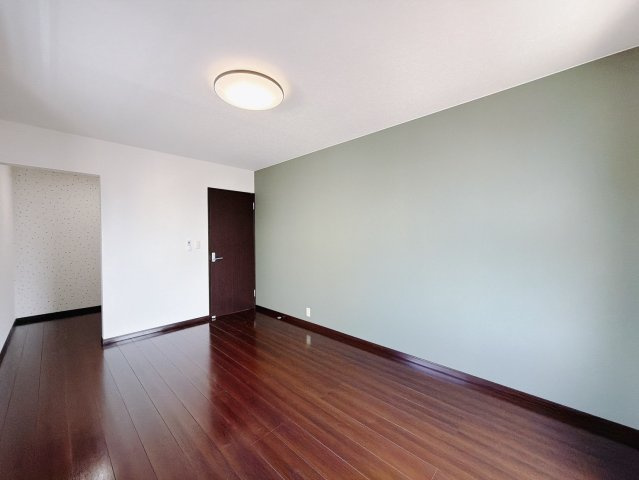 【中古戸建】深谷市西島の洋室|■洋室｜寝室にはアクセントクロスをあしらい、ホテルのような落ち着いた空間を演出しました。南向きなので陽当りも良く、朝は爽やかな陽射しがお部屋を包みます☆
