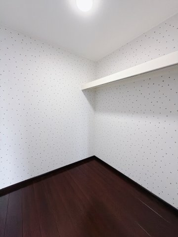 【中古戸建】深谷市西島の収納|■WIC｜お気に入りのお洋服もシワを作らずきれいに管理ができる夢のウォークインクローゼット！今お使いの収納ケースもスッポリそのまま収まる広さです♪