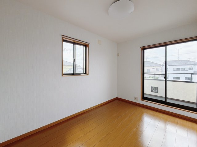 【中古戸建】深谷市西島の洋室|■洋室｜バルコニーにも出られる2階の一室♪お勉強などに疲れたら気晴らしもできますね♪収納も大容量で、お部屋がいつでもスッキリ片付きます＊。