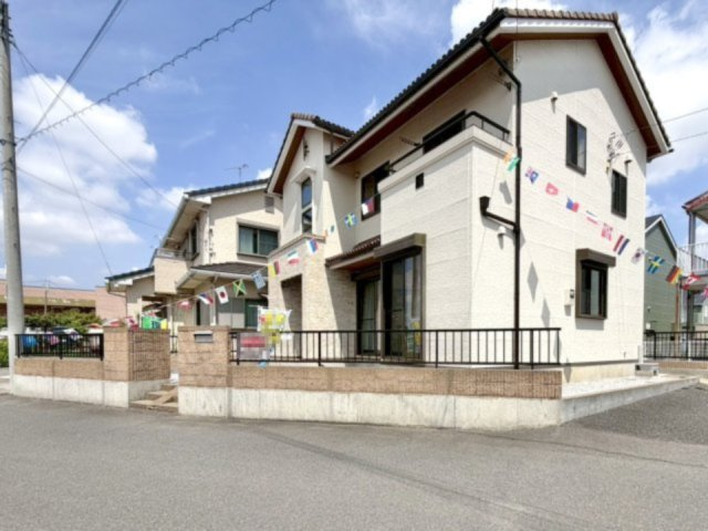 【中古戸建】深谷市西島の外観|■外観｜窓の配置や、爽やかな白ベースの外観が清潔感をもたらします。まっさらなキャンバスのような家にこだわりを彩って…始めよう、あなただけの豊かな暮らし( ＾＾ )