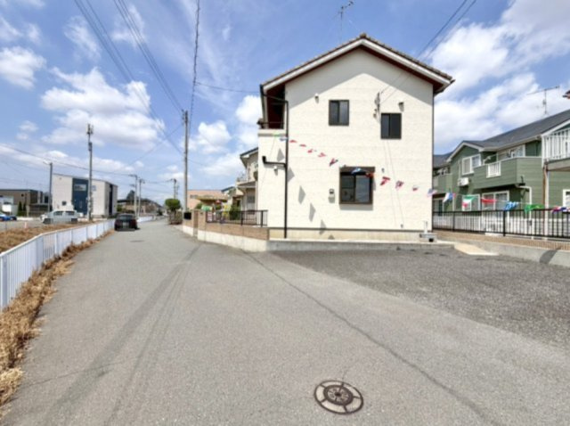 【中古戸建】深谷市西島の前面道路含む現地写真|■外観｜前面道路が広く見渡しが良いため、車の出入りやすれ違いもスムーズで日々の運転も安心して行えます♪
