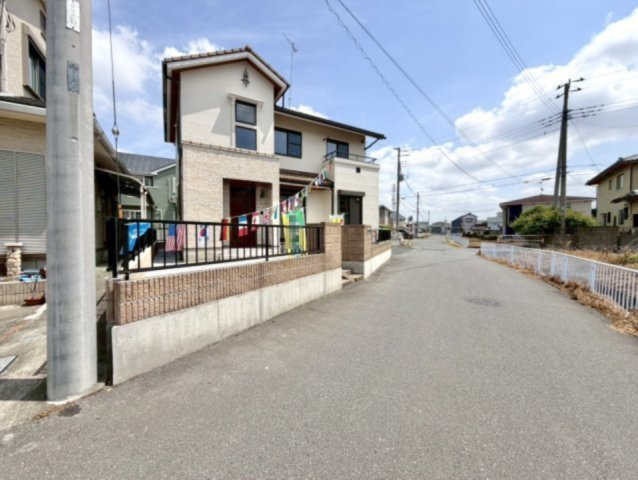 【中古戸建】深谷市西島の前面道路含む現地写真|■外観｜住宅街の中でも圧迫感が少なく、のびのびとした暮らしが叶う立地となっています。