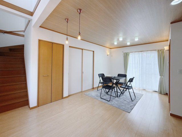 【中古戸建】深谷市西島の居間・リビング|■リビング｜デザイン性と家族のつながりを両立できる人気の高いリビング階段です。家族とのコミュニケーションが増えてあたたかい空間づくりにぴったりです♪
