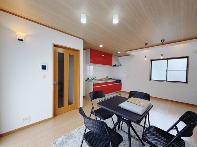 【中古戸建】深谷市西島の居間・リビング|■リビング｜家族が集まる団らんのひととき、ひとりでリラックスしたい夜、ゲストを招いてわいわい過ごす休日、どんなシーンにも対応できるリビングです。