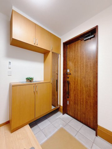 【中古戸建】深谷市西島の玄関|■玄関｜収納豊富な玄関♪全身ミラー付き収納もあり、お出かけ前の身だしなみチェックもバッチリです！