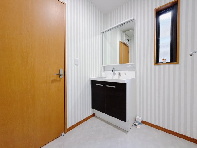 【中古戸建】深谷市西島の独立洗面台|■洗面室｜三面鏡の洗面台は鏡の裏が収納ポケットになっているので、ヘアケア用品や歯ブラシなどでごちゃつきがちな洗面台周りがスッキリ片付きます。　