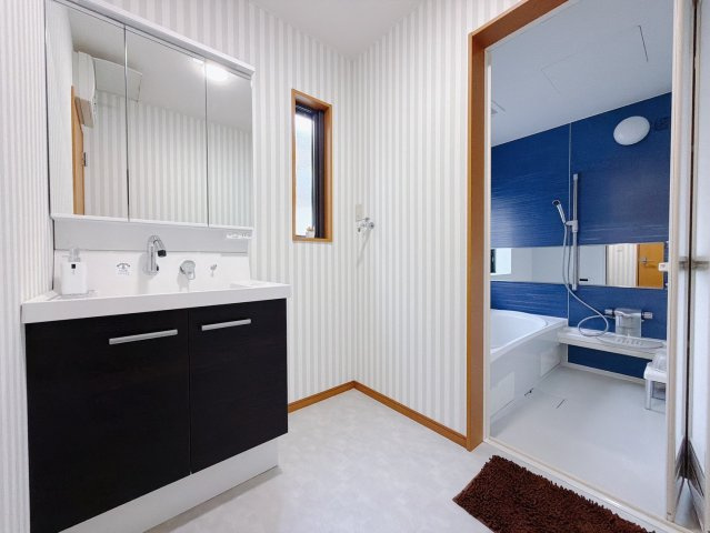 【中古戸建】深谷市西島の洗面所|■洗面室｜冬はストーブ、夏にはサーキュレーターを置き、快適に過ごすことができます♪