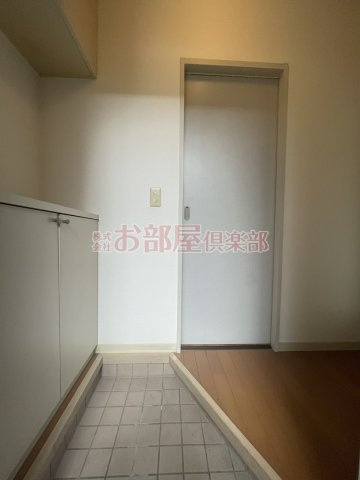 フォンテーヌ宮ノ陣 Ⅱ C棟の玄関|明るい玄関です